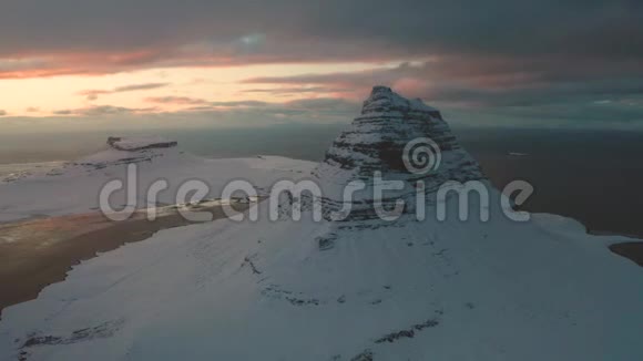 鸟S眼看雪中的柯克朱福尔山冰岛2019年冬天视频的预览图