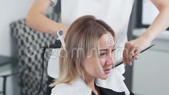 在美容店里把理发师梳头慢动作视频的预览图