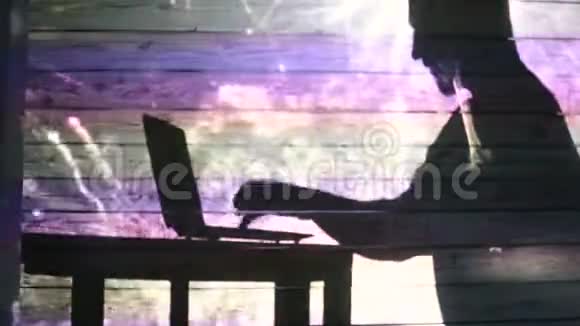 墙上的手和笔记本电脑遮阳板视频的预览图