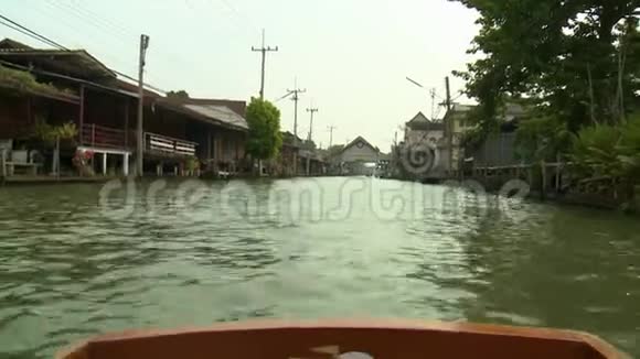一个半淹没在阴沉的洪水中的城镇视频的预览图