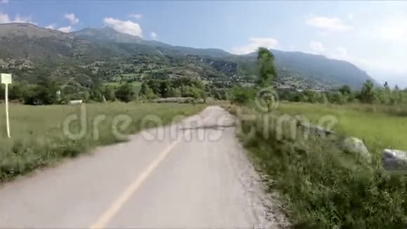 菲尼斯旁边农村的自行车道视频的预览图