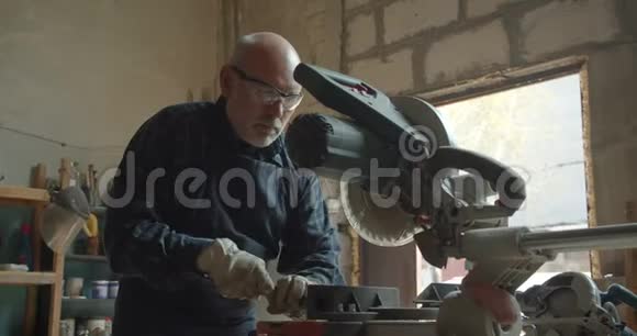 在木厂工作的高级男主人头锯和尺子集中而严肃视频的预览图