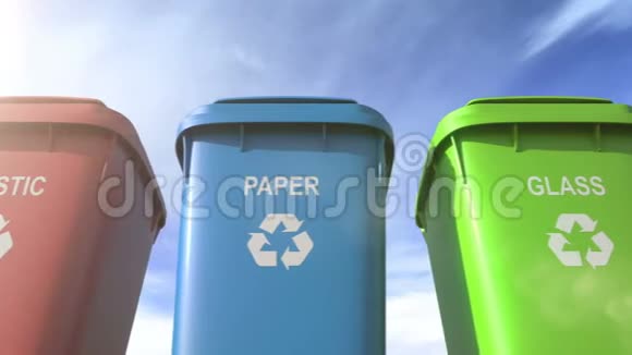 带有废物分类标签及回收标志的多色垃圾箱视频的预览图