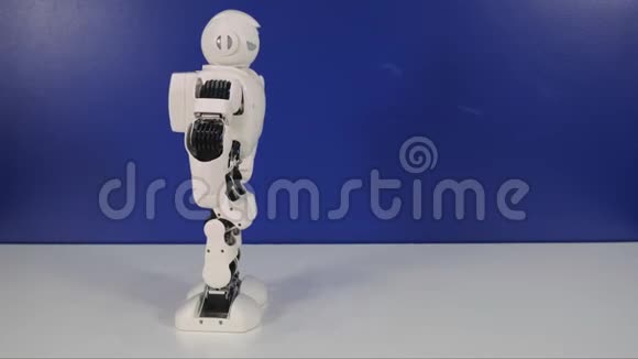 机器人类人体改变位置并做俯卧撑视频的预览图