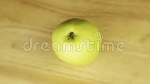 绿苹果在木架上旋转360度顶视视频的预览图