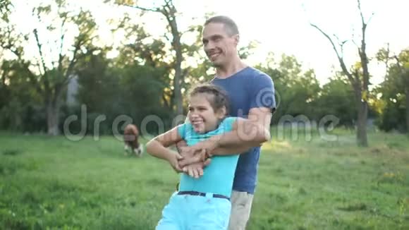 年轻的爸爸在围着他十几岁的女儿转父亲节家庭幸福视频的预览图