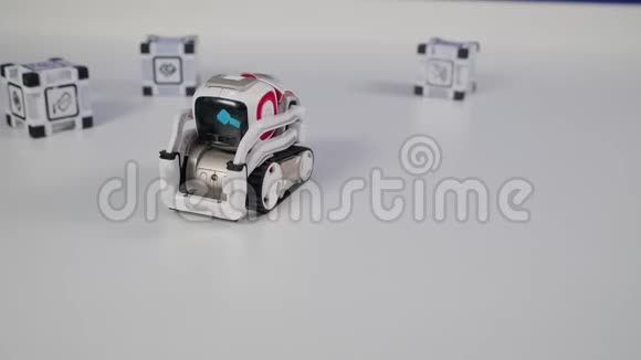 机器人玩具车在桌子上移动人的手在翻它视频的预览图