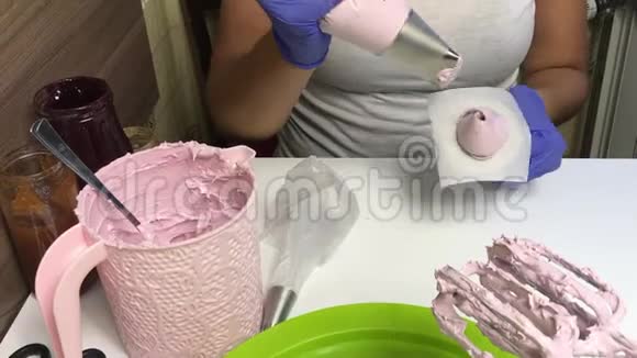 女人用棉花糖做玫瑰用糕点包桌子上有一个容器里面有棉花糖和其他制作工具视频的预览图