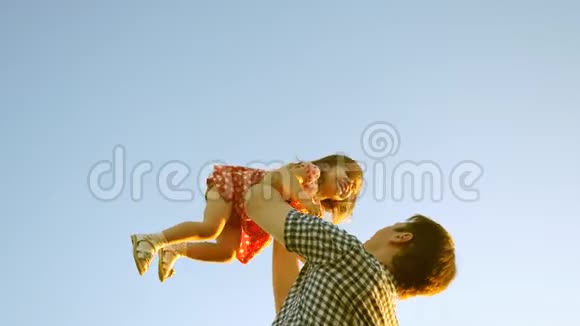 爸爸和小朋友一起玩一起笑一起拥抱爸爸在蓝天上抛出一个快乐的女儿一家人视频的预览图