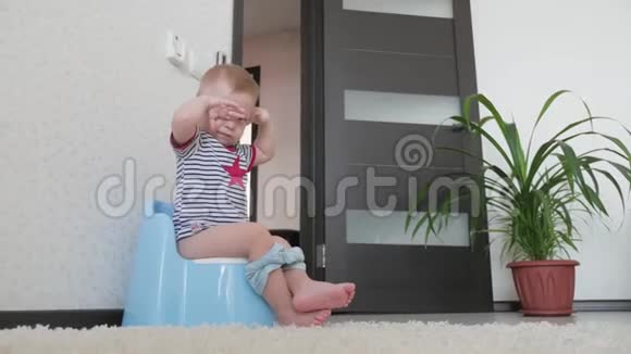 小男孩在家里上厕所视频的预览图
