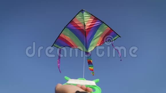 风筝在阳光和云彩的美丽天空中飞翔手拿着风筝视频的预览图