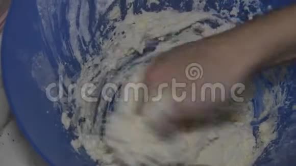 一个女人的手在碗里揉着奶酪里的面团视频的预览图