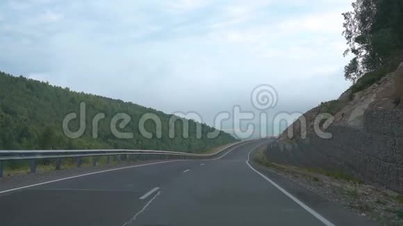 在山路上行驶汽车角度慢动作视频的预览图