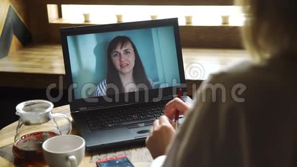 使用笔记本电脑进行在线视频通话的妇女视频的预览图