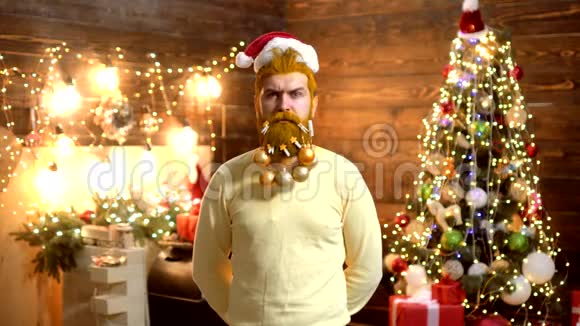 圣诞老人留胡子的嬉皮士新年时尚服装除夕之夜有胡子的疯子看着摄像机视频的预览图