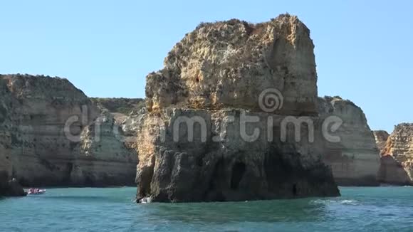 海洋和岩石岛视频的预览图