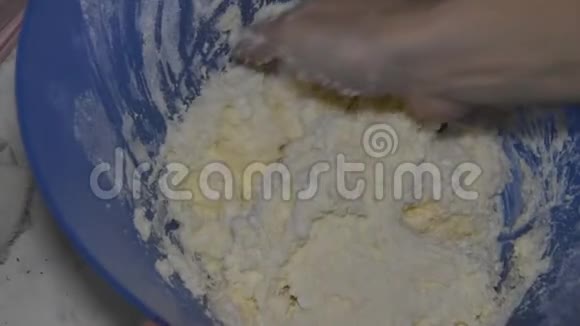 碗一个女人用手揉碎干酪做的面团视频的预览图