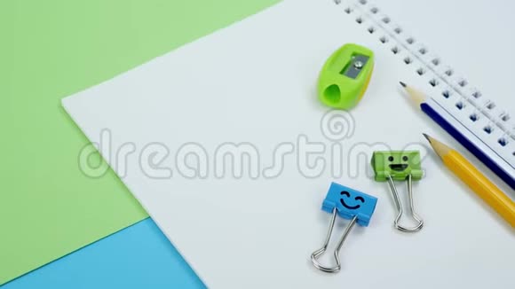 绿色和蓝色微笑夹与黄色铅笔记事本视频的预览图