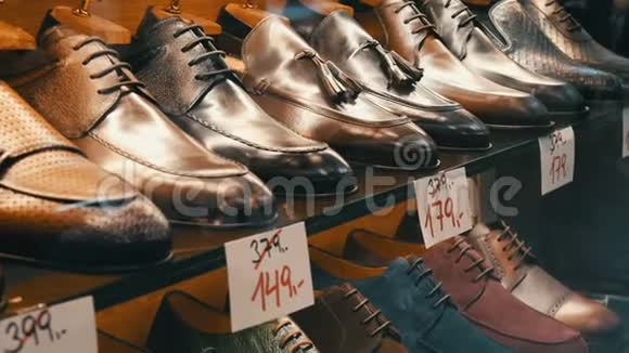 鞋店橱窗里的货架上摆着不同经典的皮革男鞋各种颜色的鞋子上面贴着价格标签视频的预览图