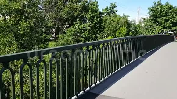 带残疾男子进城他走近桥的篱笆欣赏这景色轻度脑瘫视频的预览图