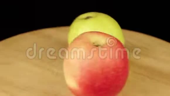 红色和绿色的两个苹果旋转360度视频的预览图