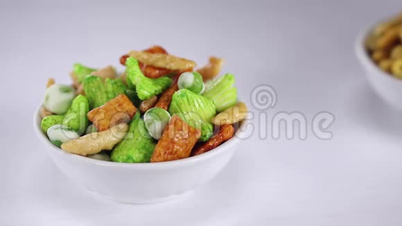 日本的尖嘴豆和芥末放在白碗里视频的预览图