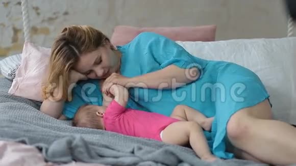 慈爱的母亲给她的女婴喂奶视频的预览图
