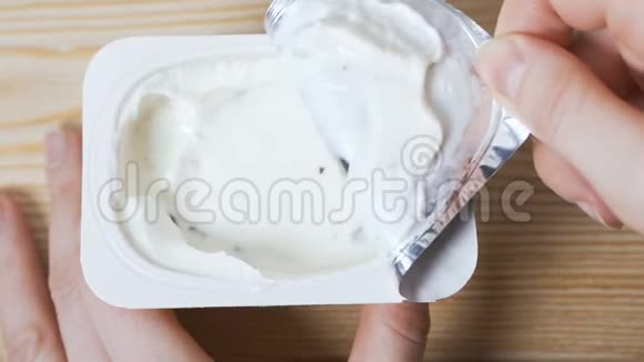 打开一罐酸奶视频的预览图