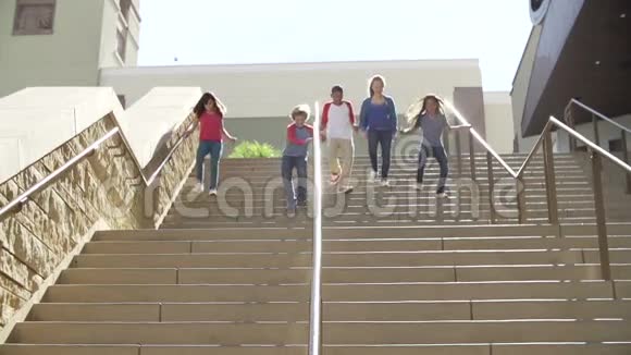 青少年跑楼梯的慢动作序列视频的预览图