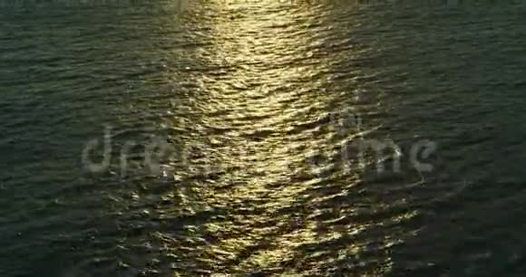 美丽的日落在海上和船只在港口纳霍德卡俄罗斯视频的预览图