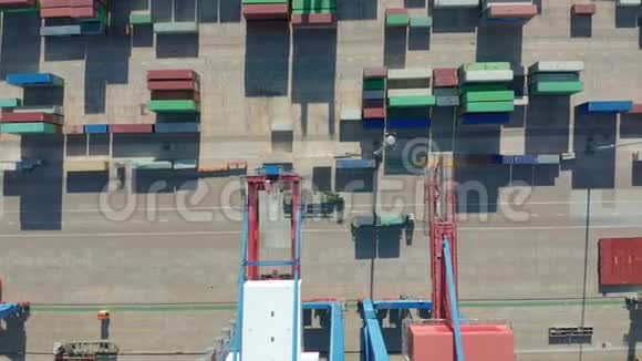 集装箱港口和航运码头的高空俯视图视频的预览图