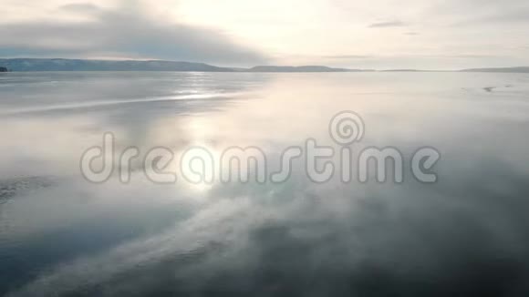 这一个鸟瞰图冻河的冬季景观冰映着天空和太阳低温视频的预览图