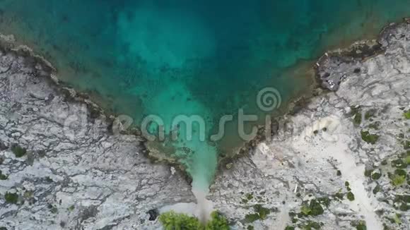 海浪撞击海岸的鸟瞰图视频的预览图