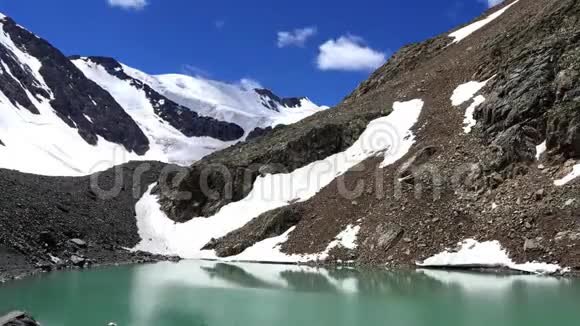 山湖大山景白雪皑皑的山峰时光流逝视频的预览图