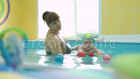 在婴儿游泳课上玩玩具视频的预览图