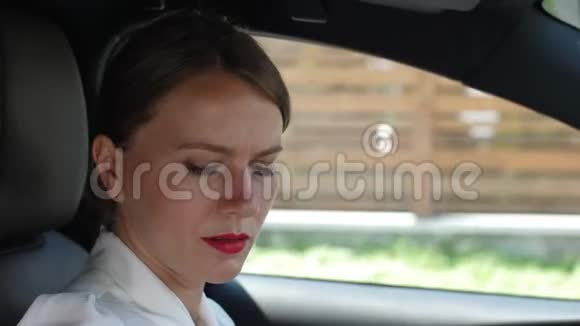女性喝咖啡开车的肖像视频的预览图
