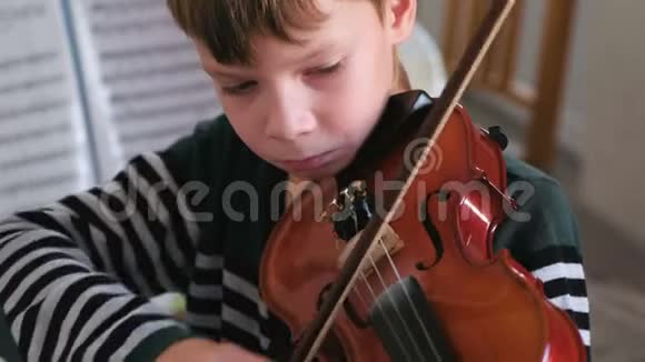 八岁的男孩在拉小提琴视频的预览图