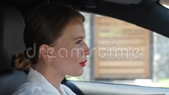 女性在汽车中使用免提电话交谈的肖像视频的预览图
