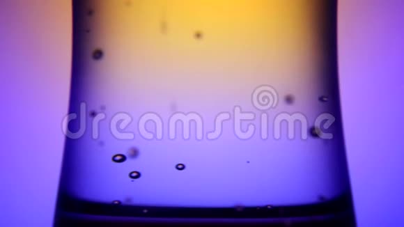 黄蓝色背景上的一个带有冷光闪的矿泉水的雾状玻璃视频的预览图