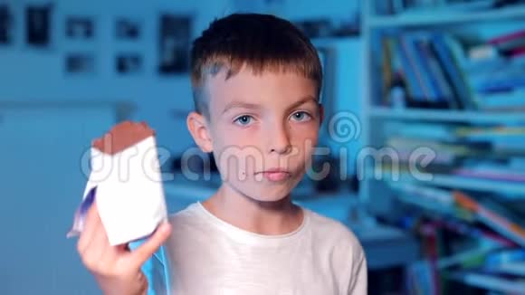 一个男孩吃巧克力的肖像视频的预览图