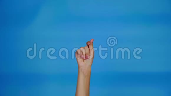 女性手在蓝色背景上用复制空间捕捉手指视频的预览图