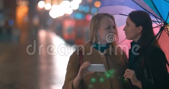 女性朋友在智能手机上自拍视频的预览图