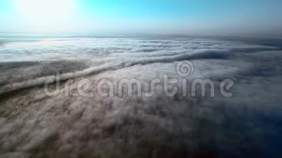 日出时空中景色从浓密的蓬松的云层向城市的头顶景色逼近视频的预览图