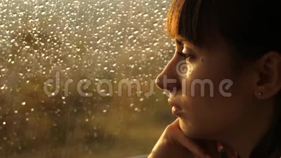 一个女人独自坐在窗外滴着雨视频的预览图