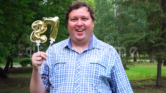 大个子拿着金色气球使27号户外27周年庆祝晚会视频的预览图