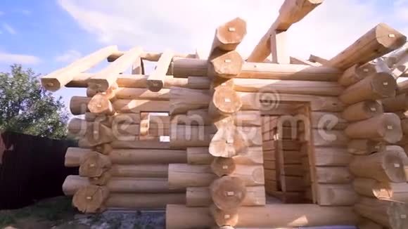 立面的住宅木屋建设在阳光明媚的夏日剪辑木梁施工建筑视频的预览图