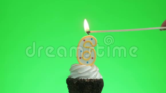 在美味的杯子蛋糕上点燃6号生日蜡烛绿色屏幕6视频的预览图