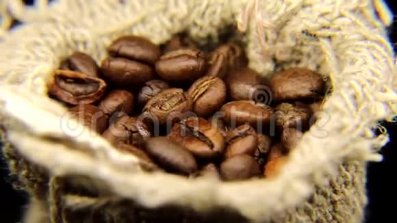刚出炉的咖啡豆放在一袋粗麻布里视频的预览图