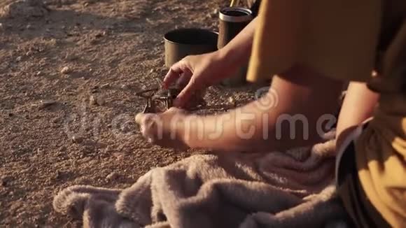 野营的女人独自在帐篷外的煤气炉里安身立命冒险女孩独自在野外放松度假视频的预览图