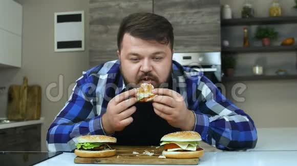 丰满的家伙喜欢他的汉堡包番茄酱没有人手指了那个长着胡子的胖子咬了一块视频的预览图